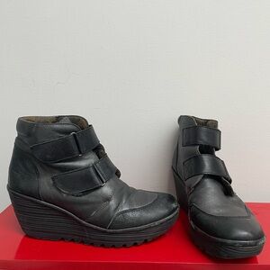 FLY LONDON Wedge boots booties Sz 39/ 8 Gray Black